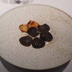 AKI NAGAO - 菊芋のポタージュ　黒トリュフ