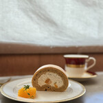 喫茶 space - 紅茶　700円 オレンジと紅茶のロールケーキ　600円