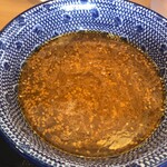 麺屋 鶏ノ湯 - 辛味は意外と少なめ、塩味強めのつけダレ。
