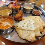 タージマハル - 左手前が海老カレー、その上がチキンカレー。お値段もリーズナブルでボリューム満点！