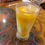 タージマハル - マンゴーラッシー。ボリューム満点でうまうまぁ～