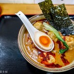 麺紡 - 土日限定メニューカレータンタンに鶏つくねめっちゃ合います