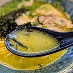 麺屋 サマー太陽 - 毎回感動に震える黄金色の鶏出汁に加え、牡蠣と岩海苔の海鮮出汁、それに少しバター？スープは濃厚でヤバイ美味しさ、喉を焼く熱さと共に今回も大感動！