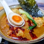 麺紡 - 土日限定メニューカレータンタンに鶏つくねめっちゃ合います