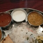 月とスパイス - 真ん中はプレーンヨーグルト