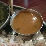 月とスパイス - 小さいカトリに入ってるのは豆カレー  優しい味わい