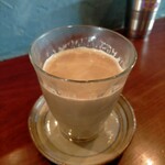 月とスパイス - ホットのマサラチャイ400円  最初から甘みあり  スパイス、茶葉、ミルク感強めで美味しいd(ゝω・´○)