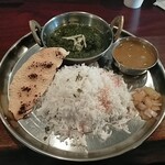 月とスパイス - C カレーセット メイン1種盛り1200  +250円で限定カレー｢サグチキンカレー｣に変更。 更にライスを+150円で｢バスマティライス｣に変更  計1450円