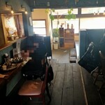 月とスパイス - 店内  カウンター席、小上がり席、テーブル席あり。