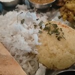 月とスパイス - 左、バスマティライス(カレーセットは+150円必要)  右はサフランライス←お代わり自由