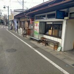 月とスパイス - 店前の様子  一方通行っぽい