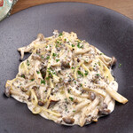 島のイタリアンバル Locavore - トリュフと県産きのこのクリームスパゲティーニ