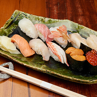 道産食材を使用。季節の魅力あふれる握りや一品料理に舌鼓