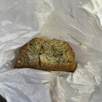 街と山 - 紅茶スコーン。ザクザク。