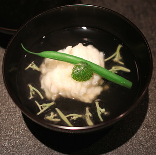 Iwasaki - お椀　（鱧の吉野打ちのお椀で、蓴菜とアラセト）　(2014/06)