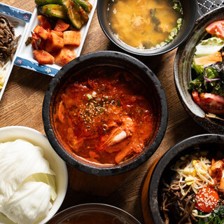 手作りにこだわるキムチやナムルなど、サイドメニューも自慢の味