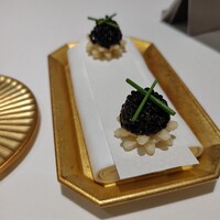 Takumi - イタリア産キャビアエシャロットのクリームをサンドしたクルトン