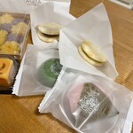 AOYAカンパーニュ - 奥が揚げ最中　小さいです