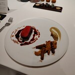 Takumi - エゾ鹿のロース肉のロティ・レモングラスとカシスのソース・ナッツのソース・ジロール茸のソテーとドライセップ茸風味のゴボウ・アーティチョークのピューレ