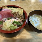 芳すし - ちらし(800円)