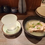 酒蔵 真風 - お通しの鶏手羽がとろとろでウマ～！