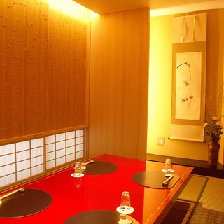 足元が広々とした掘りごたつで、リラックスした姿勢で食事をお楽しみいただけます。