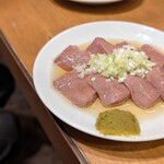 もつ焼 かど - この「レバ刺」も濃厚でオススメ