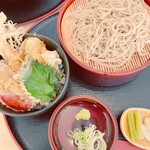 十割蕎麦まちだ - 膳の上には、見事な二重奏が並んでいた。 艶やかな蕎麦が盛られた赤漆の器。 その隣には、天ぷらが色彩豊かに積み重なった天丼。 これぞ、視覚の暴力というべきか。