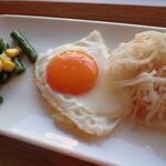 トーコーキッチン - 目玉焼き 副菜二品