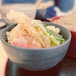 十割蕎麦まちだ - 天丼に箸を伸ばす。 海老の天ぷらは、衣がサクサクと音を立て、噛むたびに海老の甘みが溢れ出る。 大葉は香り高く、サツマイモはほっくりとしている。