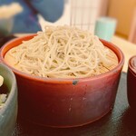 十割蕎麦まちだ - ざるそばをひと口啜る。 ふわりと鼻に抜ける蕎麦の香り。