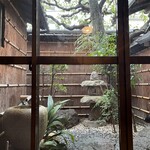 そば切り 鴨嘴 - 庭園が見えます　しとしと雨も風情漂う