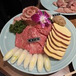 焼肉 静龍苑 - 誕生日肉ケーキ（神戸牛の下にも分厚い肉がある）