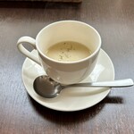 バルバルキッチンアメリ - カップポタージュスープ
      最近はスープにちょこちょこ変化がある。
      この日は里芋のポタージュだったかな？