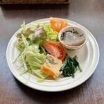 バルバルキッチンアメリ - 毎度のランチサラダ
      諸物価高騰の折、残念ながら以前よりボリュームが減ったのはいたしかたない。