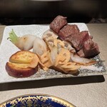 鉄板焼　葵 - いつものお肉、お野菜。ガーリックスライスフライ付き。