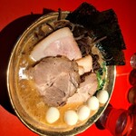 ラーメン 厚木家 - チャーシュー麺中盛りにキクラゲ、うずらの卵、特上チャーシュー