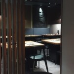 中目黒焼肉 登牛門 - 個室から店内　店内はダーク系でシックな店内