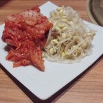 中目黒焼肉 登牛門 - 無限もやし・無限白菜キムチ　これ、お代わりできるんですよ！！