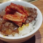 中目黒焼肉 登牛門 - リブロース焼きすき　キムチ和え　ご飯のっけ♪