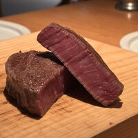 肉亭ふたご iki 新宿店 - 焼き上がった圧巻のヘレ肉！！！