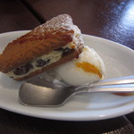 プラス１００円のデザート。自家製バタークリームサンド、アイスクリーム添え。