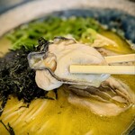 麺屋 サマー太陽 - さすがサマー太陽さん、プックリ膨らんだ牡蠣は臭みのかけらもなく、プリッと弾けました。旨々〜♡