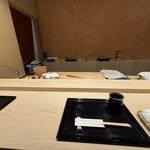 すし処 ふくべ - 白木のカウンター越しにつけ場