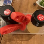 ひょうご五国ワールド 神戸三宮横丁 - 播州蒸し牡蠣 豪快バケツ盛り（ポン酢・レモン汁）
