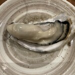 ひょうご五国ワールド 神戸三宮横丁 - 播州蒸し牡蠣 豪快バケツ盛り（牡蠣アップ）