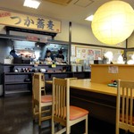 つか蕎麦 - 店内　キレイな店内。カウンターとテーブルがあります。