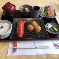 中納言 大阪駅前第3ビル店 - 伊勢海老の尾はもちろん殼だけですが、これがあるのとないのではビジュアルが全く違う、トマトとドレッシングが美味しい
