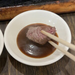 栄町ステーキ - ピリ辛自家製ソースで