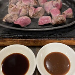 栄町ステーキ - レアめの提供になります。※好みに応じて熱々の鉄板で焼き入れて下さいと。